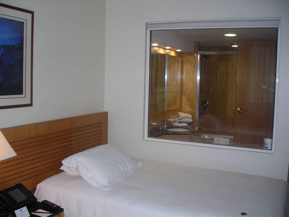 Eurobuilding Hotel & Suites Caracas Exteriör bild A room with a see-through shower