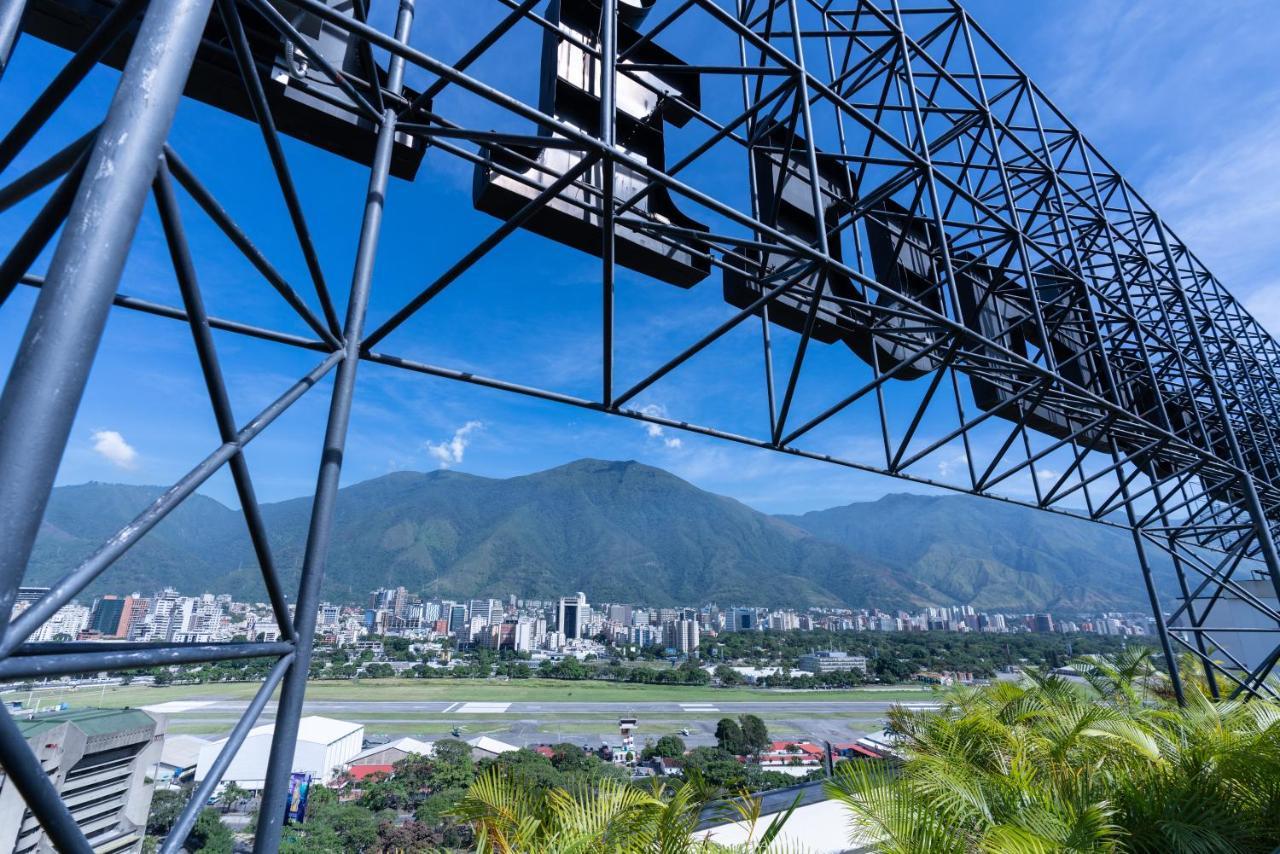 Eurobuilding Hotel & Suites Caracas Exteriör bild View of the city from the cable car