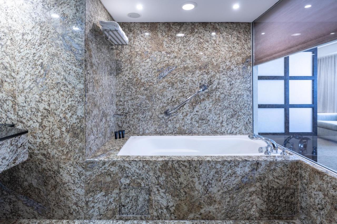 Eurobuilding Hotel & Suites Caracas Exteriör bild Bathroom with granite tiles
