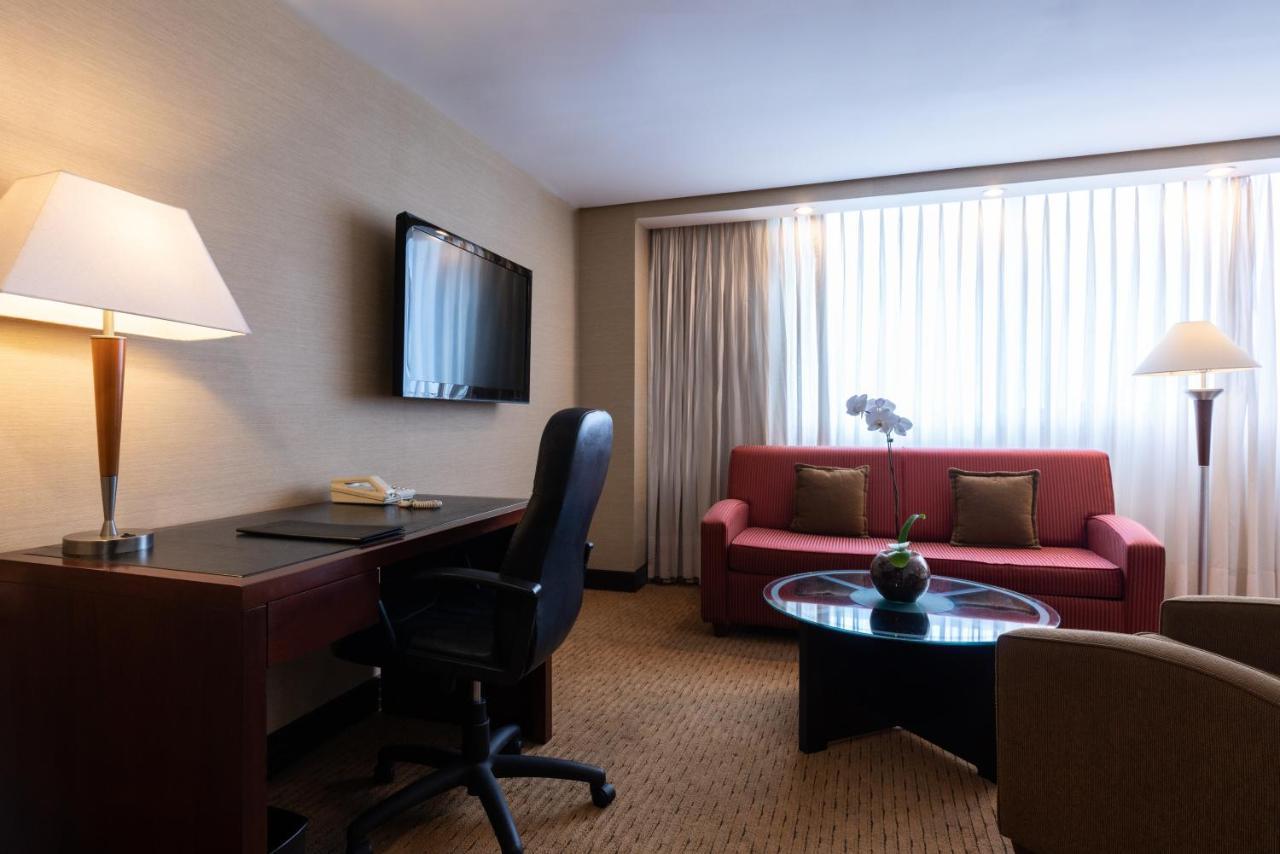 Eurobuilding Hotel & Suites Caracas Exteriör bild A suite at the Renaissance Boston Harborview Hotel