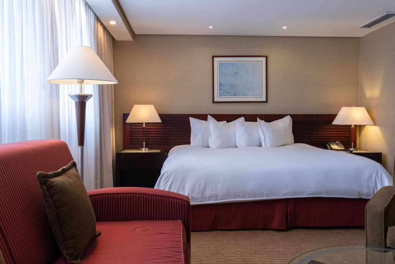 Eurobuilding Hotel & Suites Caracas Exteriör bild A bedroom at the Four Seasons Hotel