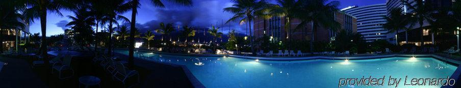 Eurobuilding Hotel & Suites Caracas Bekvämligheter bild The pool at the Sheraton Resort at night