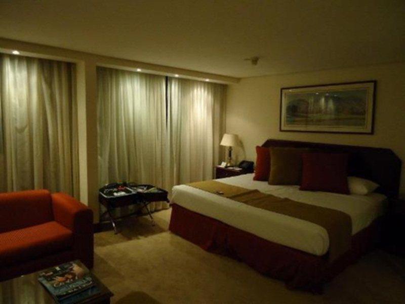 Eurobuilding Hotel & Suites Caracas Exteriör bild A room at the hotel